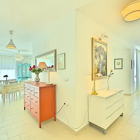 Peaceful In Sveti Lovrec With Swimming Pool וילה